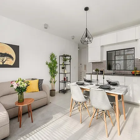 Апартаменти Family Flat With Garden Варшава