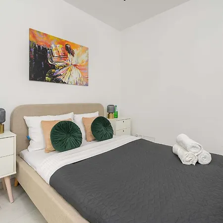 Апартаменти Family Flat With Garden Варшава
