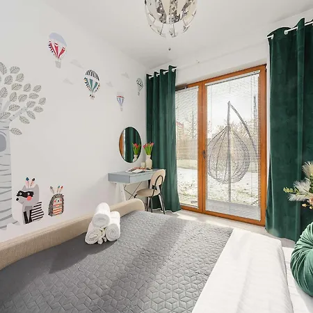 Family Flat With Garden Апартаменти Варшава